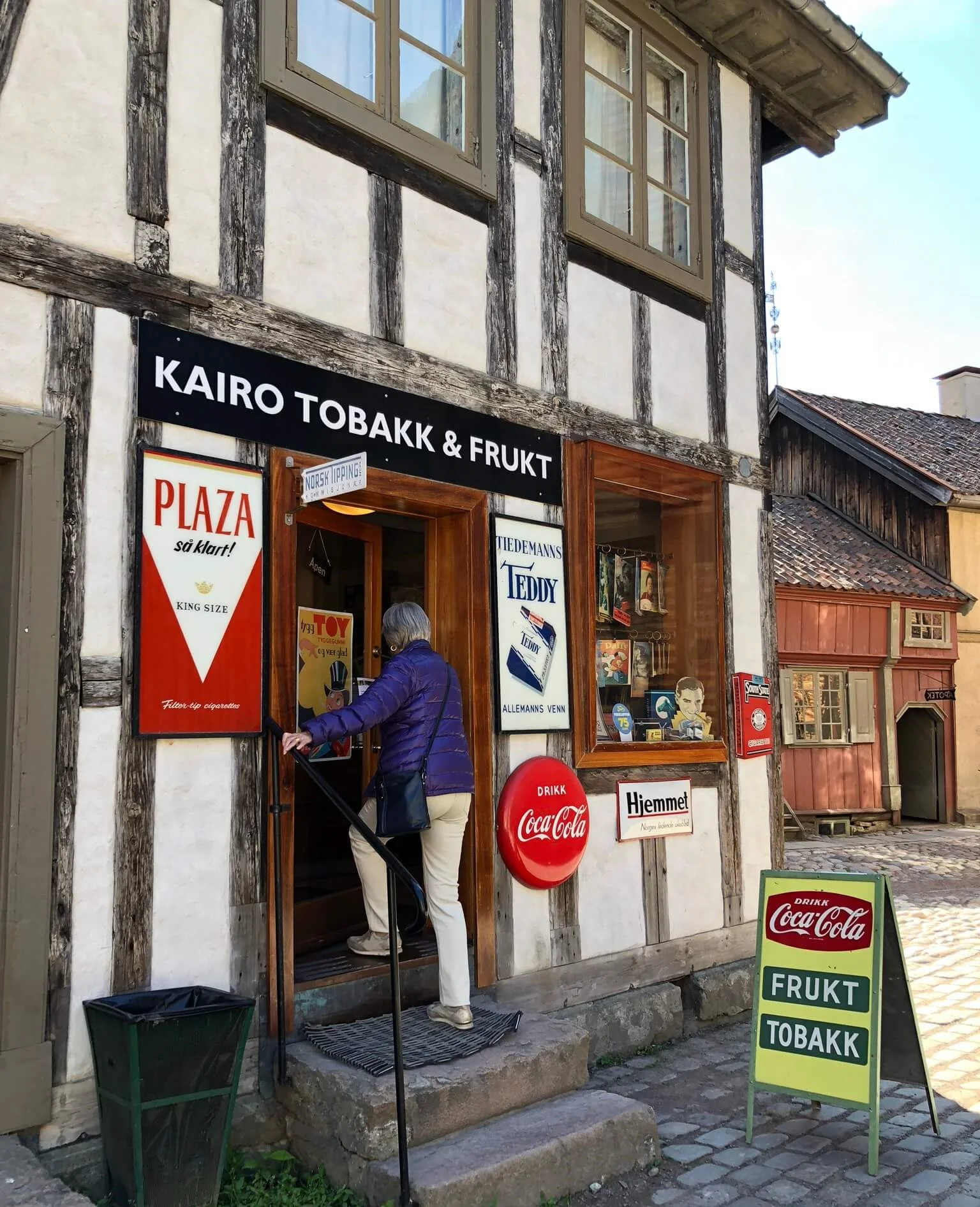 Mamma skal inn og kjøpe lakrispiper og Toy. “Tygg Toy, i morra er du cowboy”