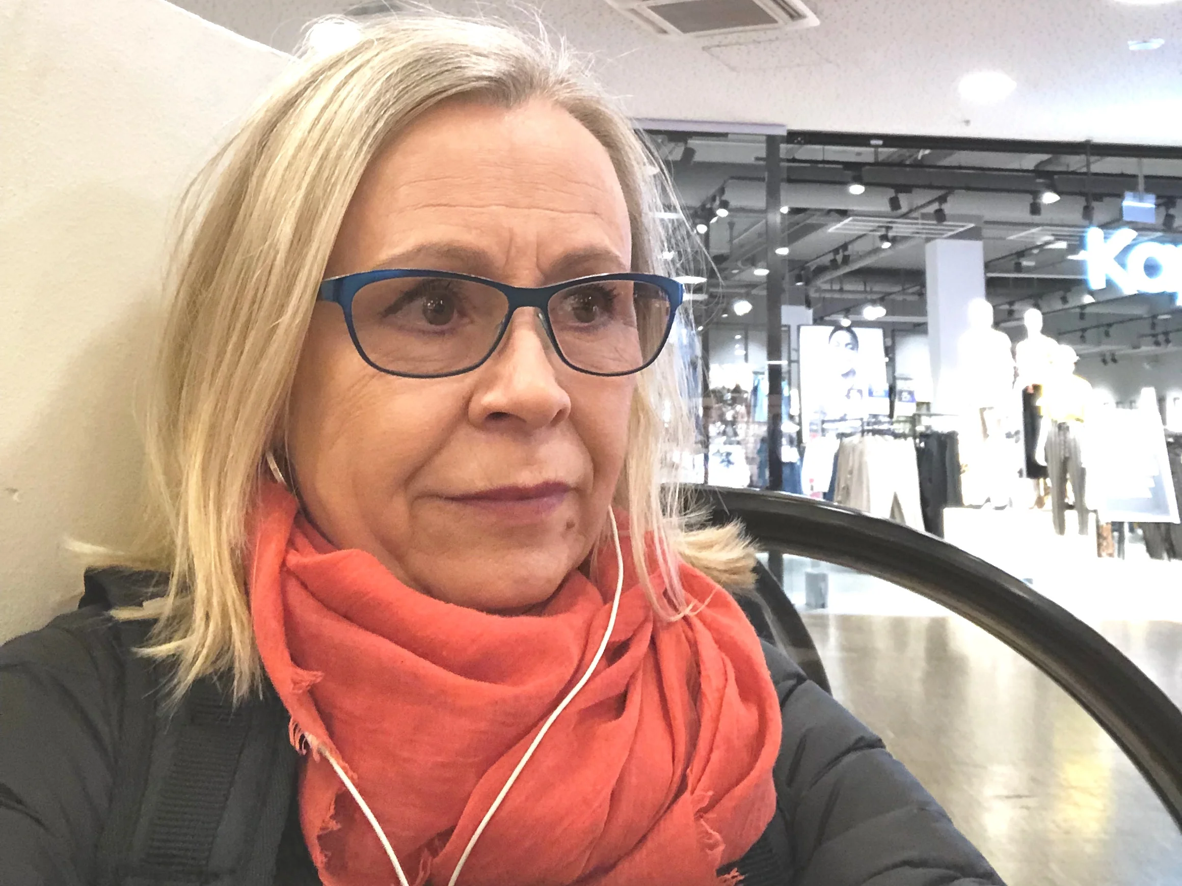Her sitter jeg på kafé og hører på podcasten Pengesnakk. Alene, men koser meg. Spiste favorittisen! 😃