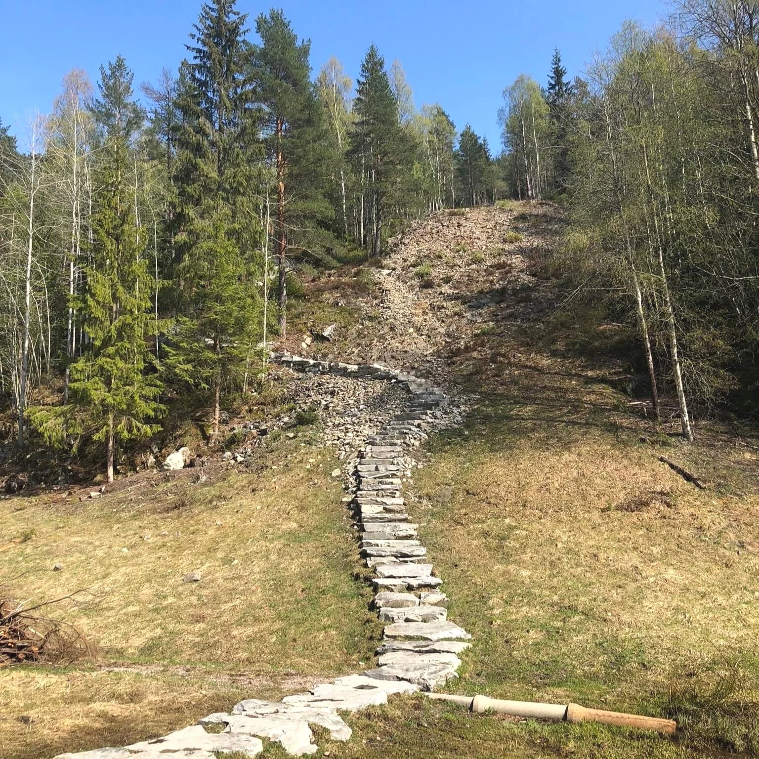 Sherpa-stien på Stovner/Gjelleråsmarka. 270 tonn stein, 300 trinn, 250 meter lang, 70 meter i høydeforskjell. På toppen ligger Gubbero.