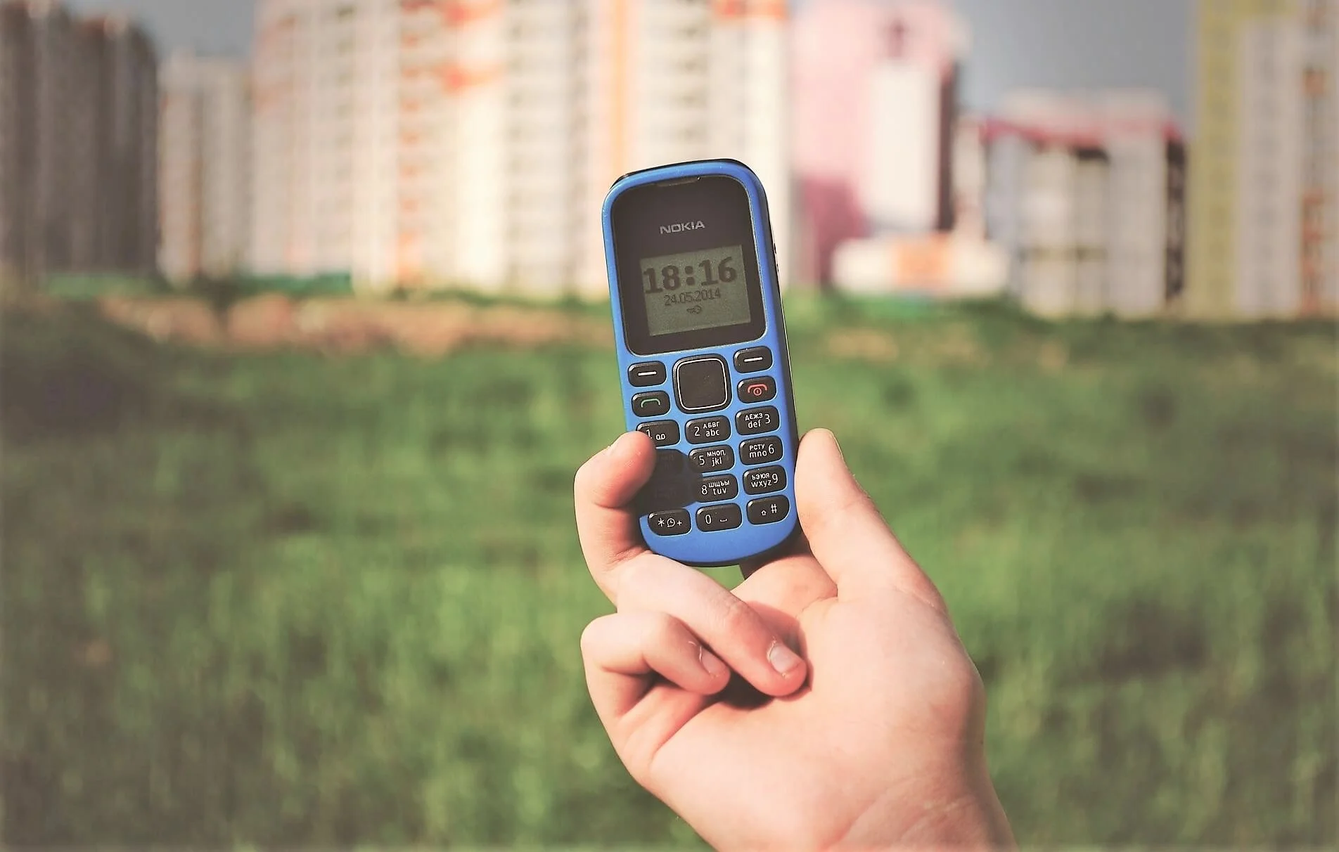 En liten Nokia mobiltelefon - Bildet er tatt av Free-Photos fra Pixabay
