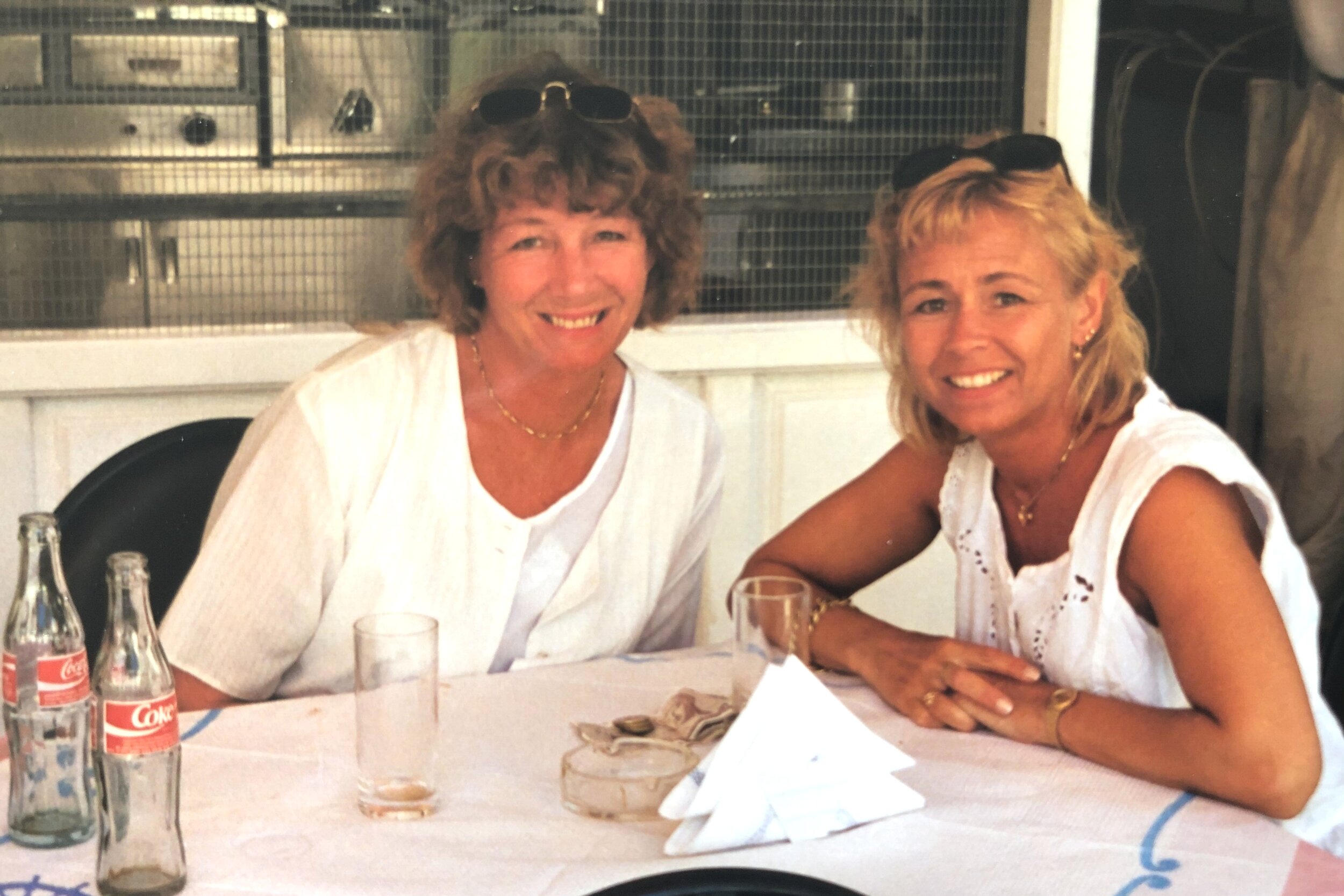 Mor og datter “trender” i Hellas. Foto: Ukjent greker, 1998
