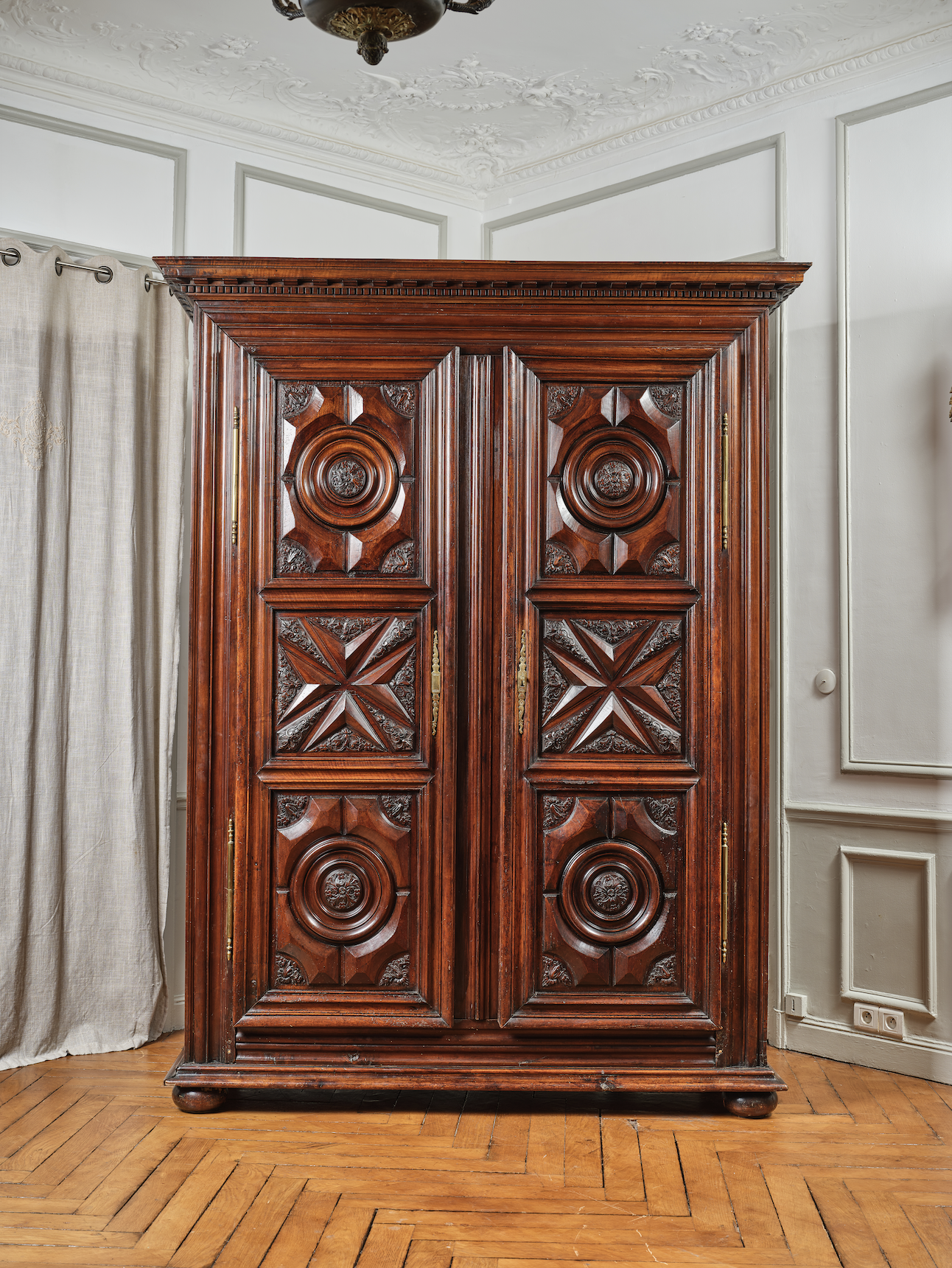 Armoire Nantaise early 18th century antiques.png