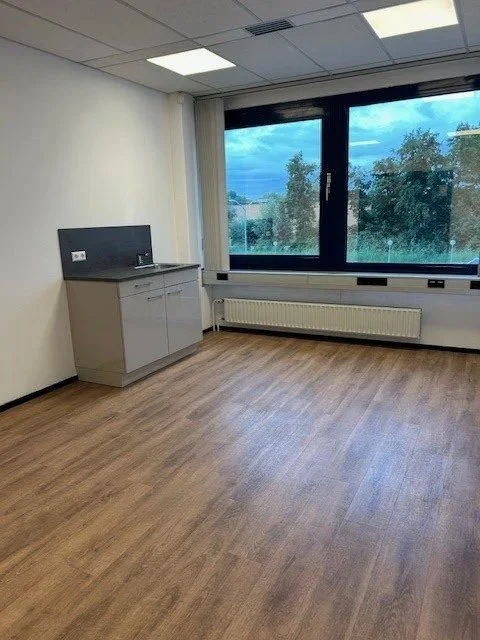 nieuwe Salonruimte met water in de ruimte