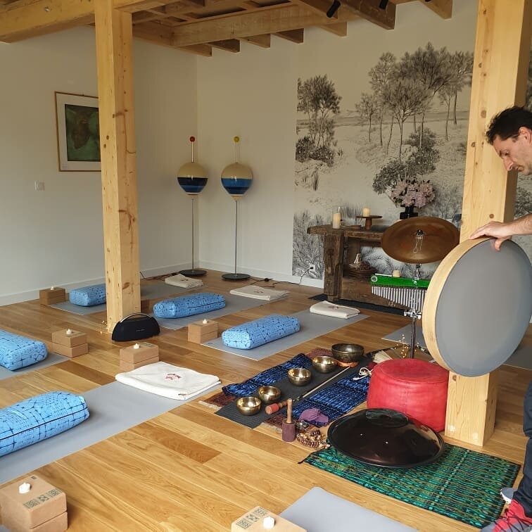 🌺 Retour en images sur l'atelier yin yoga &amp; soundhealing que je co-organisais samedi avec Johan. Ces belles vibrations et fr&eacute;quences nous ont fait voyager, de Bali &agrave; l'Am&eacute;rique du Sud en passant par le Tibet. 

Avec la repri