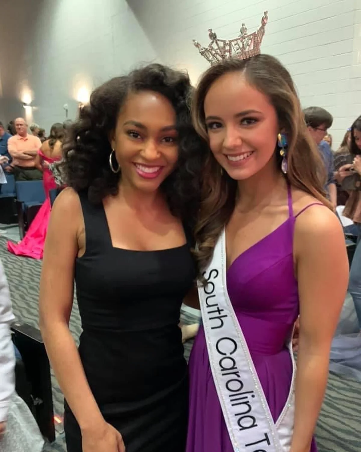 Grateful to have been the emcee for Miss Aquila at Airport High School this past Saturday! It was so fun to see some friends. Congratulations to all the beautiful ladies!! 
Thank you @catzformals68 for this beautiful dress!💜
#MissSCTeen2020 #MissSCT