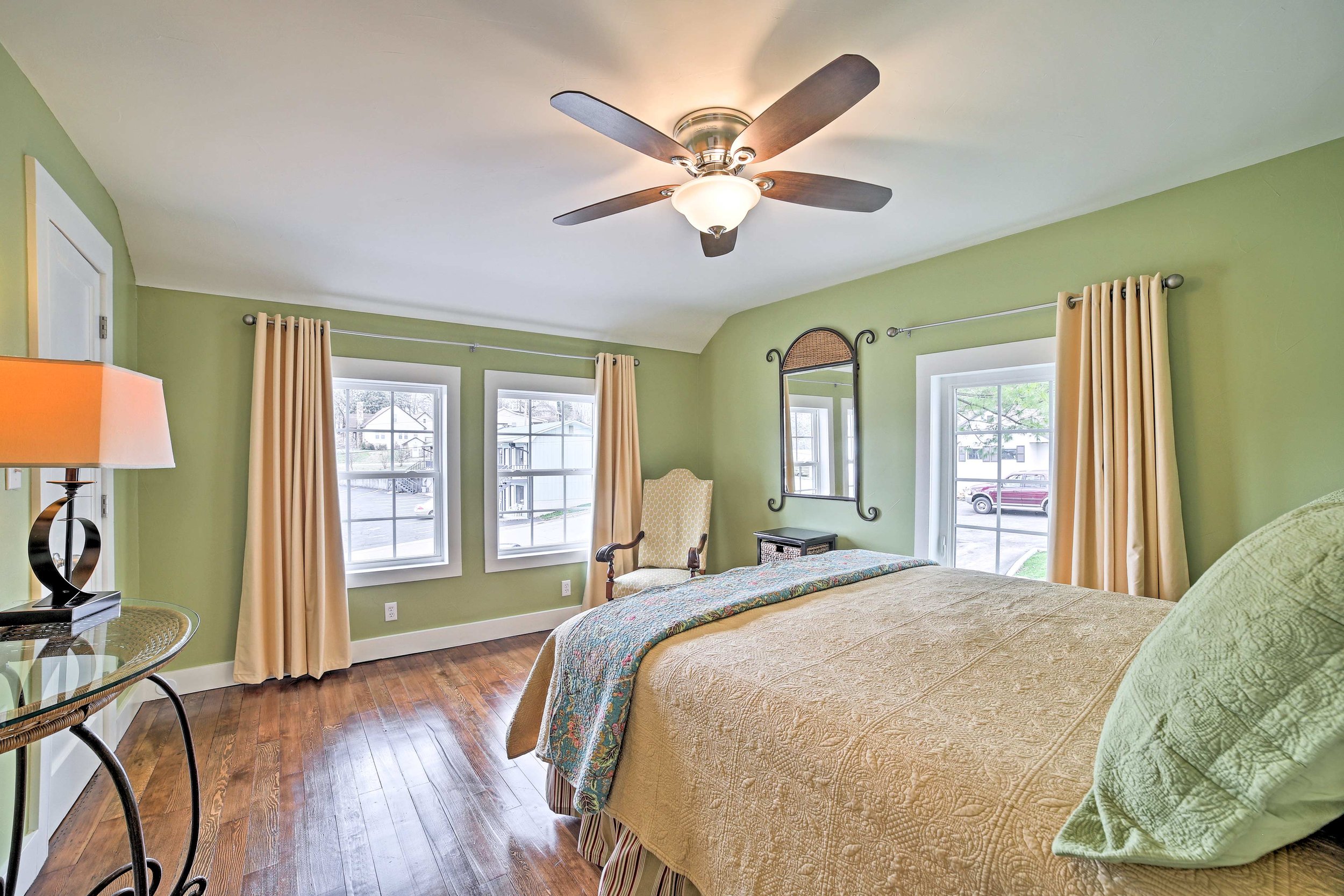 Huff House - Court Yard Bedroom