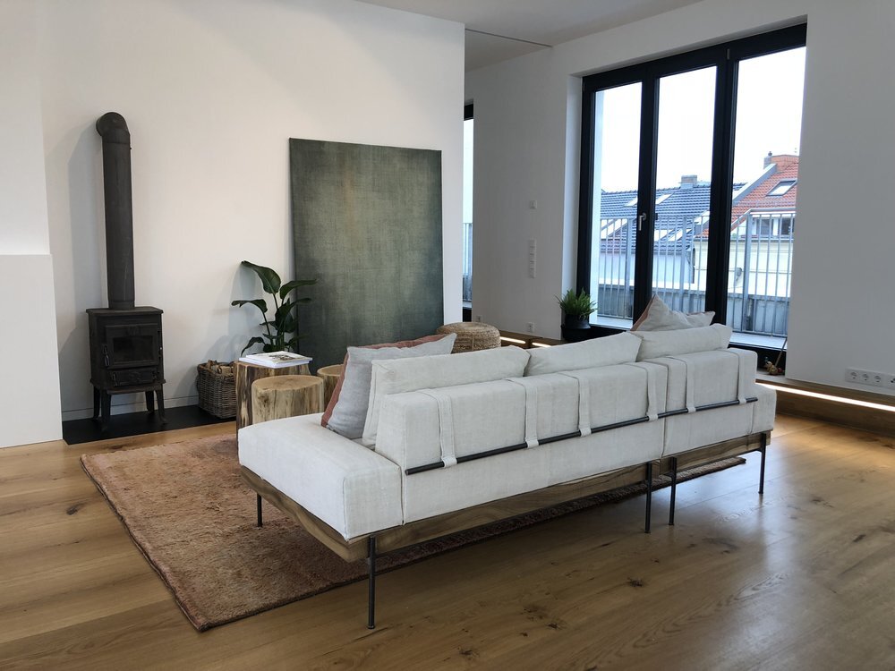 Berlin Mitte I Ziegert Für ‘Ziegert Immobilien’ haben wir in Prenzlauer Berg eine Loft-Wohnung als Showcase eingerichtet. Für diesen besonders schönen Ort haben wir eine hochwertige und authentische Einrichtung konzeptioniert und eigens Möbel dafür entworfen. Unser Schwerpunkt lag auf natürlichen Materialien, die mit feinstem handwerklichen Geschick gebaut werden. Für uns war dieses Show-Wohnung Projekt ein Rahmen um Prototypen zu entwickeln, die wir in überarbeiteter Form auch für woodboom nutzbar machen können.