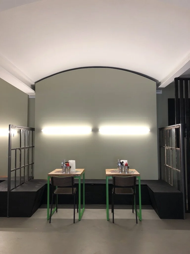 Dresden I Maka Maka In Dresden haben wir von der Planung (in Kooperation mit ‘Roomanize’) über den Einkauf, bis zum Entwurf von neuen Möbeldesigns ein vollständiges Projekt realisiert. Von unseren Textilproduzenten ließen wir die hier zu sehenden Sitzpolster produzieren. Ein Projekt mit mehreren kleinen Gastischen aus Eiche und zwei großen, gemeinschaftlichen Esstischen.