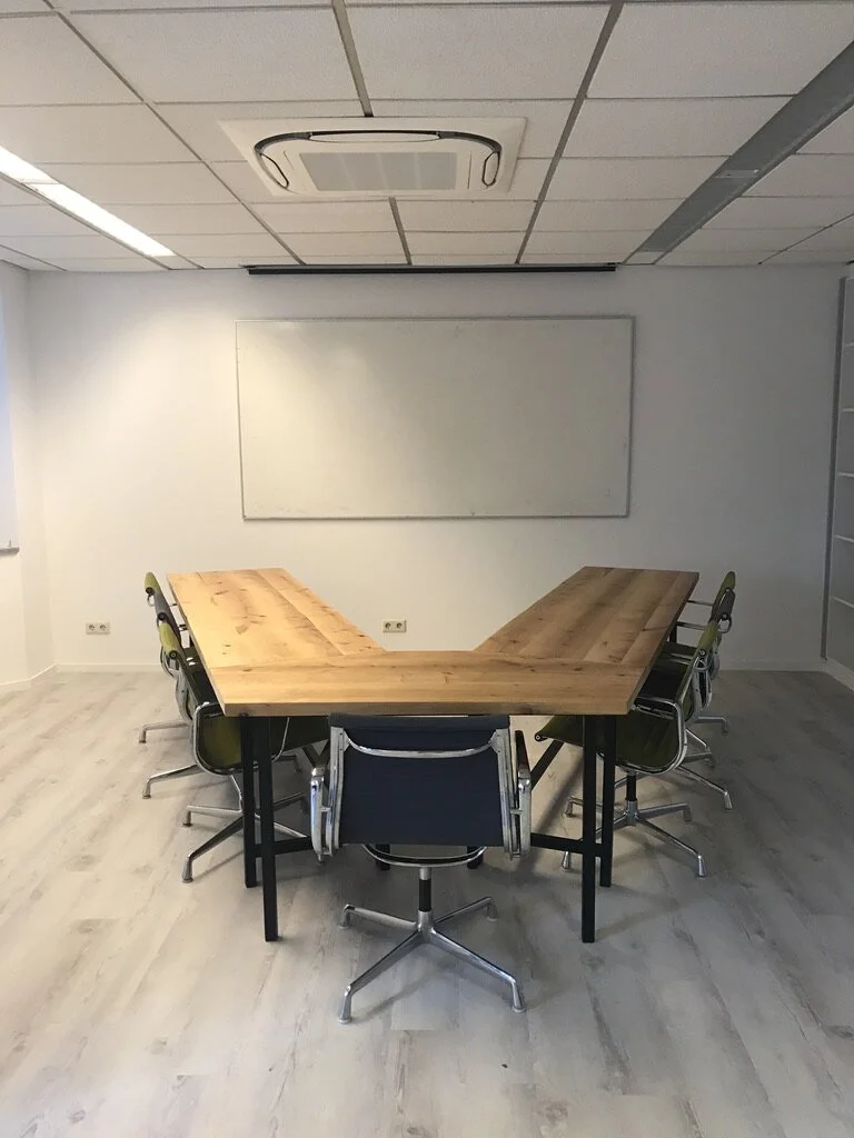 Berlin Charlottenburg I Gräbert Dieses Büro-Projekt entstand für die ‘Gräbert GmbH’ in Berlin. Es umfasste mehrere woodboom Massivholzmöbel sowie die Betreuung der gesamten baulichen Änderungsmaßnahmen, welche die Transformation eines Büros im Stil der 70er Jahre, zu einer weitläufigen open space Bürofläche bedeutete. Die größte Herausforderung stellte am Ende tatsächlich der Transport eines vier Meter langen Tisches in die dritte Etage dar.