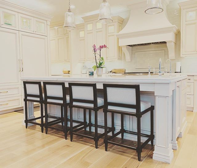 It&rsquo;s all about the contrast!  #transitionaldesign #newyorkinteriors #alyssasantiagointeriors #vanguardfurniture #interiordesign #luxuryhomes #counterstools #whitekitchen #contrast