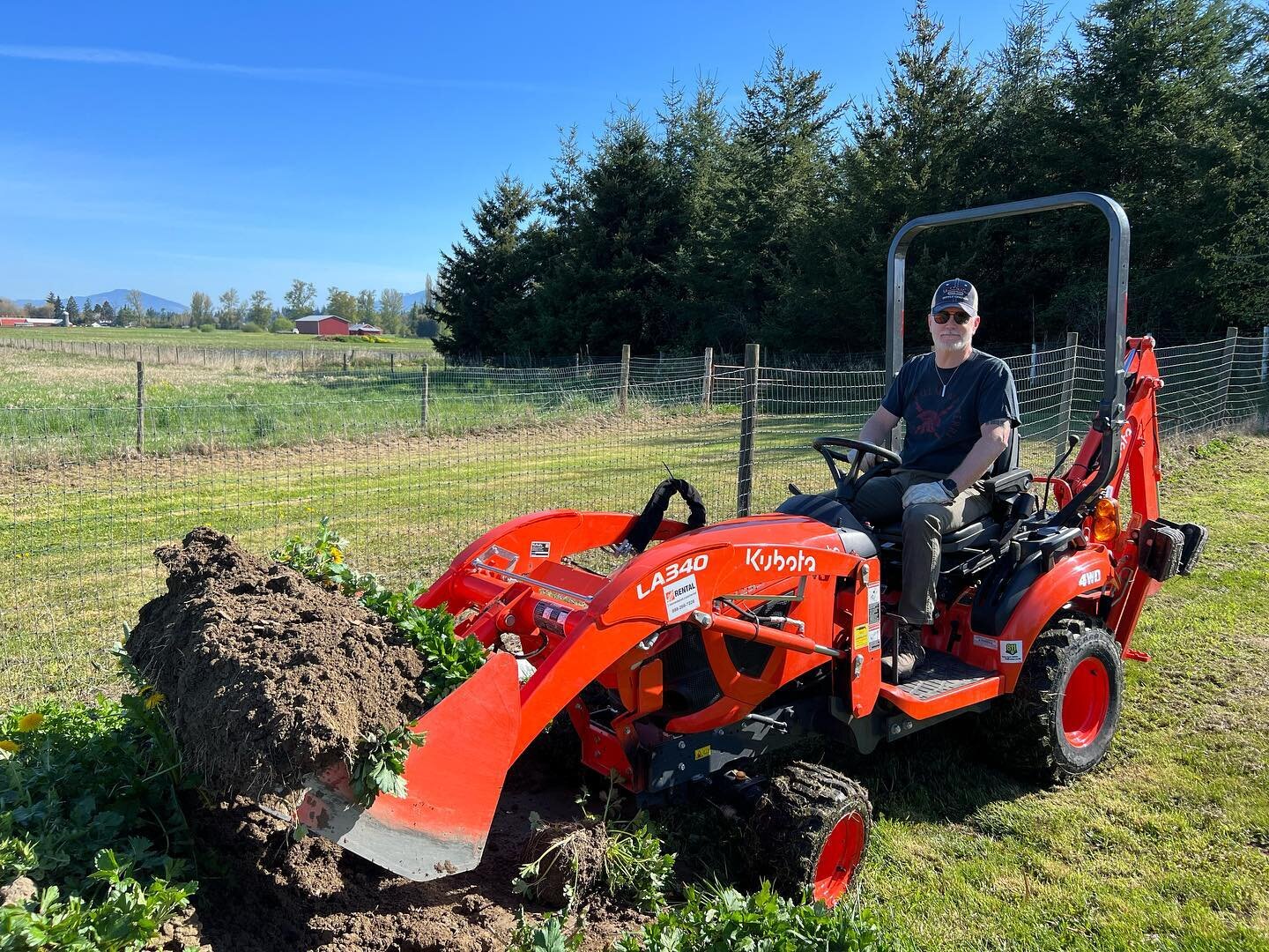 And how&rsquo;s your Saturday morning going?  Moving dirt that was excavated from the hugel.  Yay Tractor!  What would take us all day with multiple people is a one person job, switching off with Adam so he can play too! 
#farmlife #dranndeun #skagit
