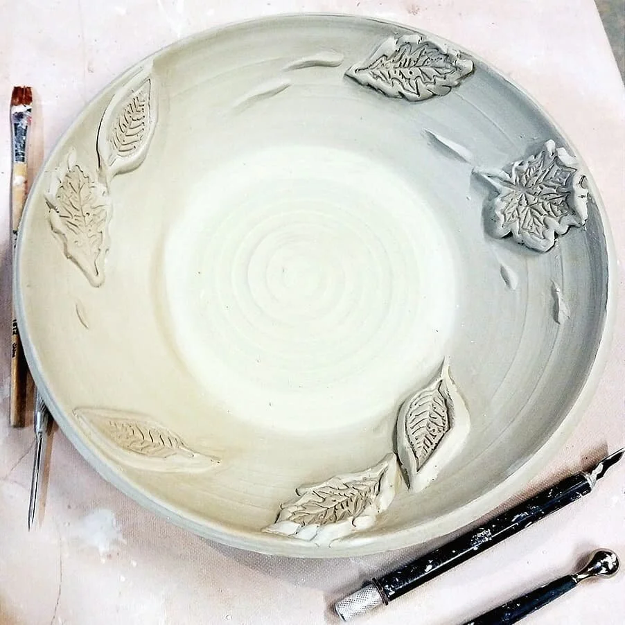 I'm making some more ceramic pottery too! Here is one of the plates I've been making. I love working with leaf motifs! Leaves of spring and summer convey hope, renewal and revival
#ceramicart #pottery #handmade #makersgonnamake #traditionalcraftin