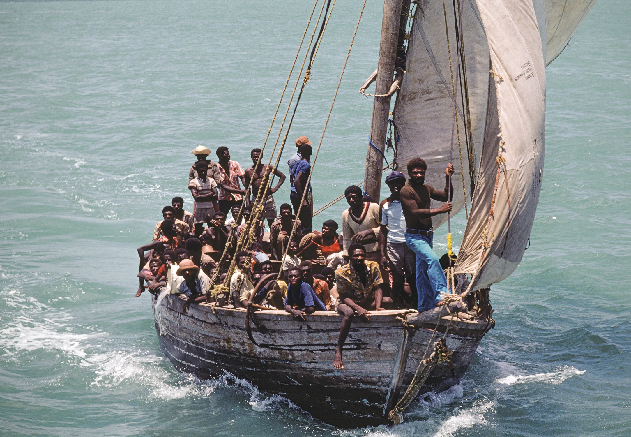Refugees from Haiti sail into Biscayne Bay | Refugiados de Haití zarpan hacia Biscayne Bay