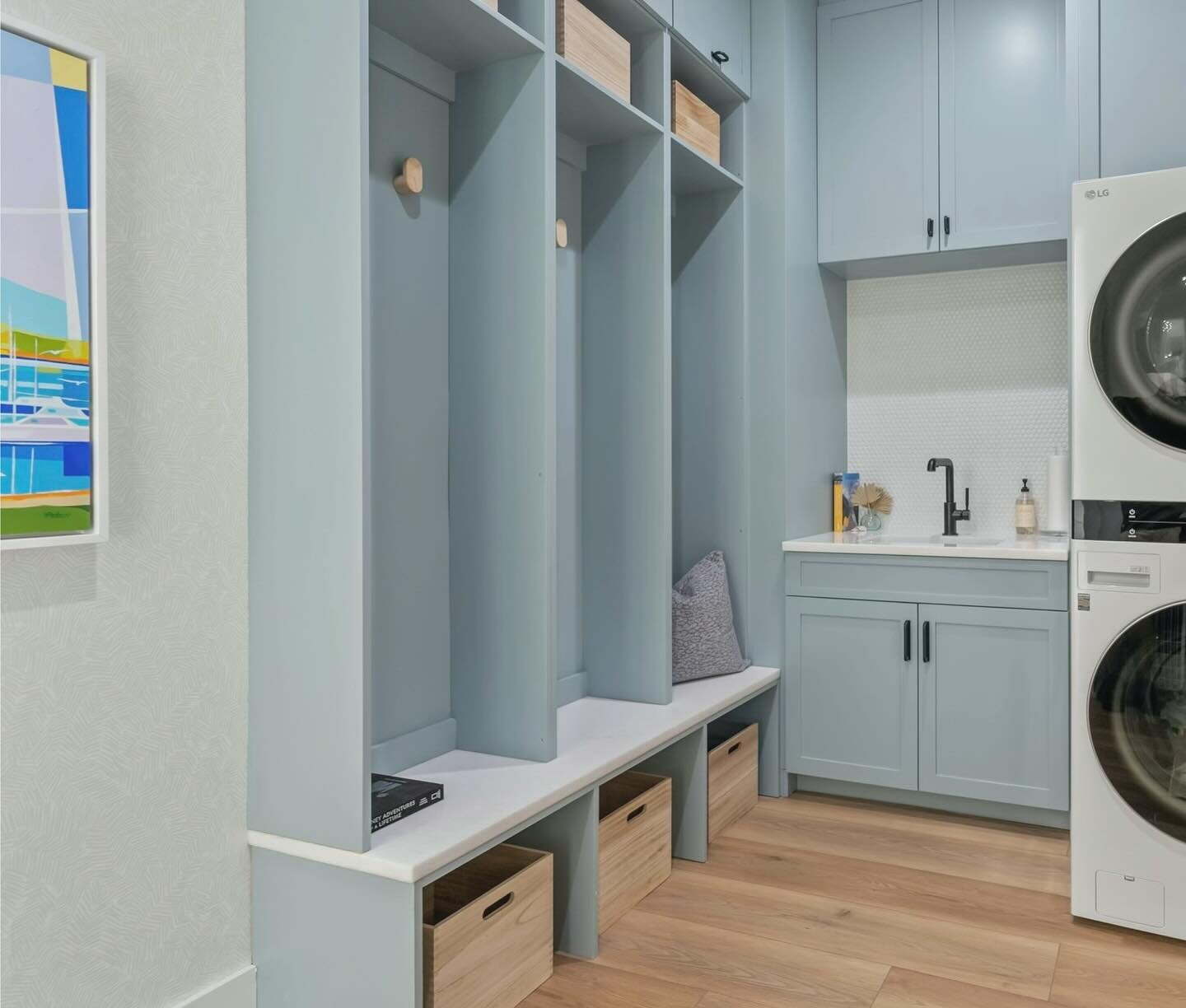 stoked on how this laundry room I designed came out✨
▫️the perfect shade of blue
▫️mix of metals + natural wood hardware 
▫️subtle palm leaf wallpaper 
▫️penny round backsplash 
▫️and a local artist painting 

Easy on the eyes🤍