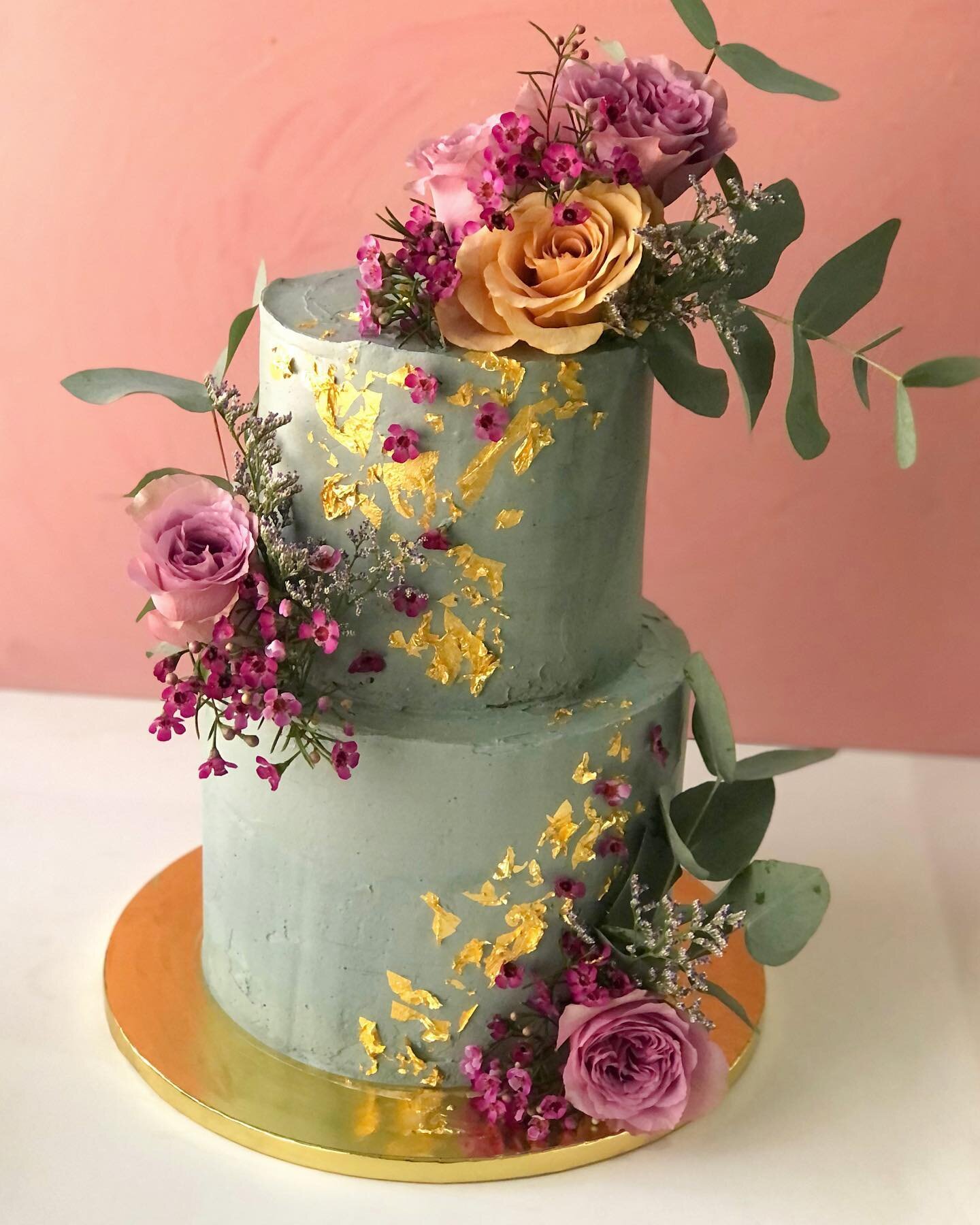 🌸 ✨ 
It&rsquo;s good to be back after a long break I have so much content to share with you all! 🎉 
.
.
.
.
.
.
.
#cakes #cakestagram #cakestyling #cakesofinstagram #flowers #gold