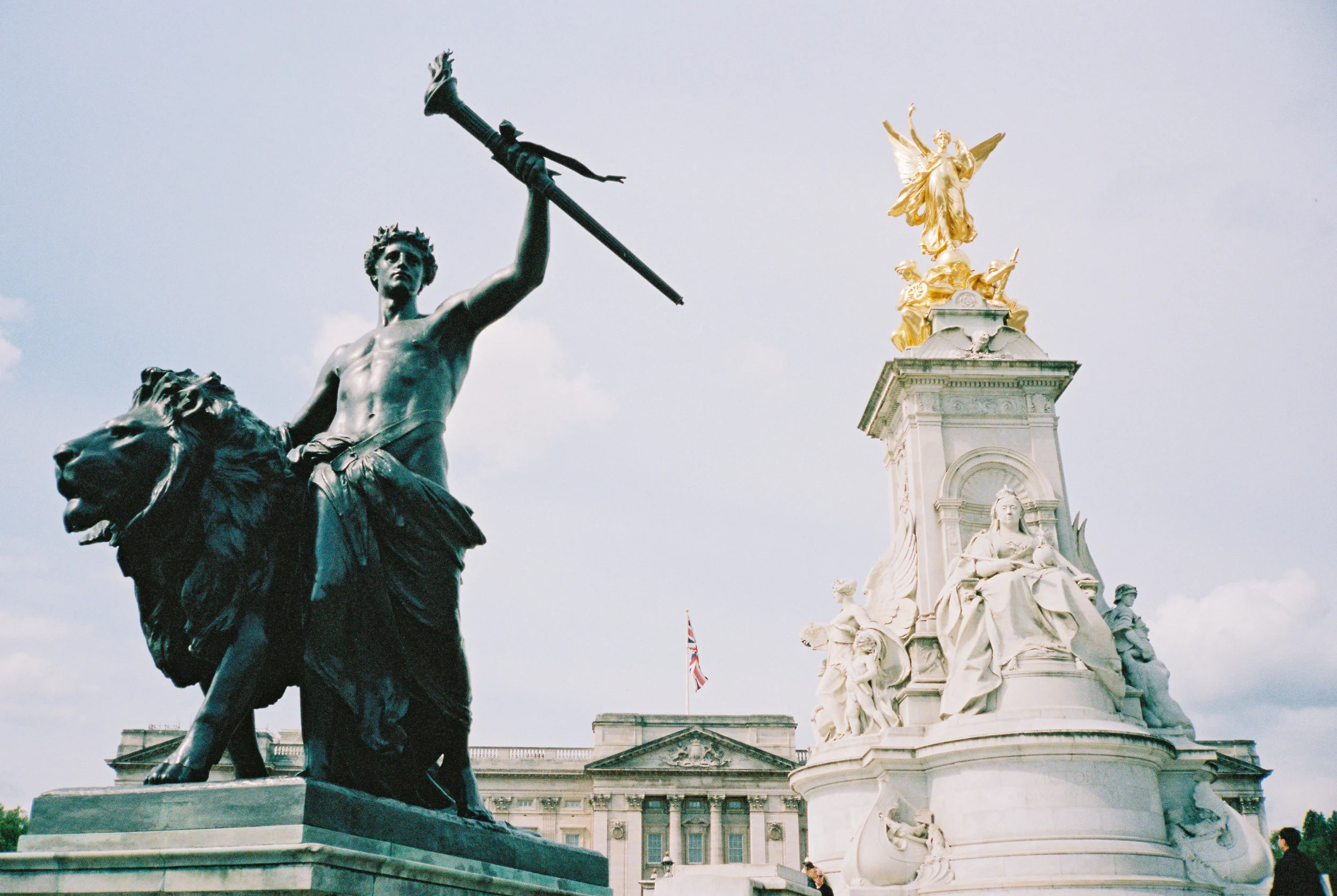 Buckingham Palace | Contax T3 + Portra 400. Scanned on Fuji Frontier SP3000.