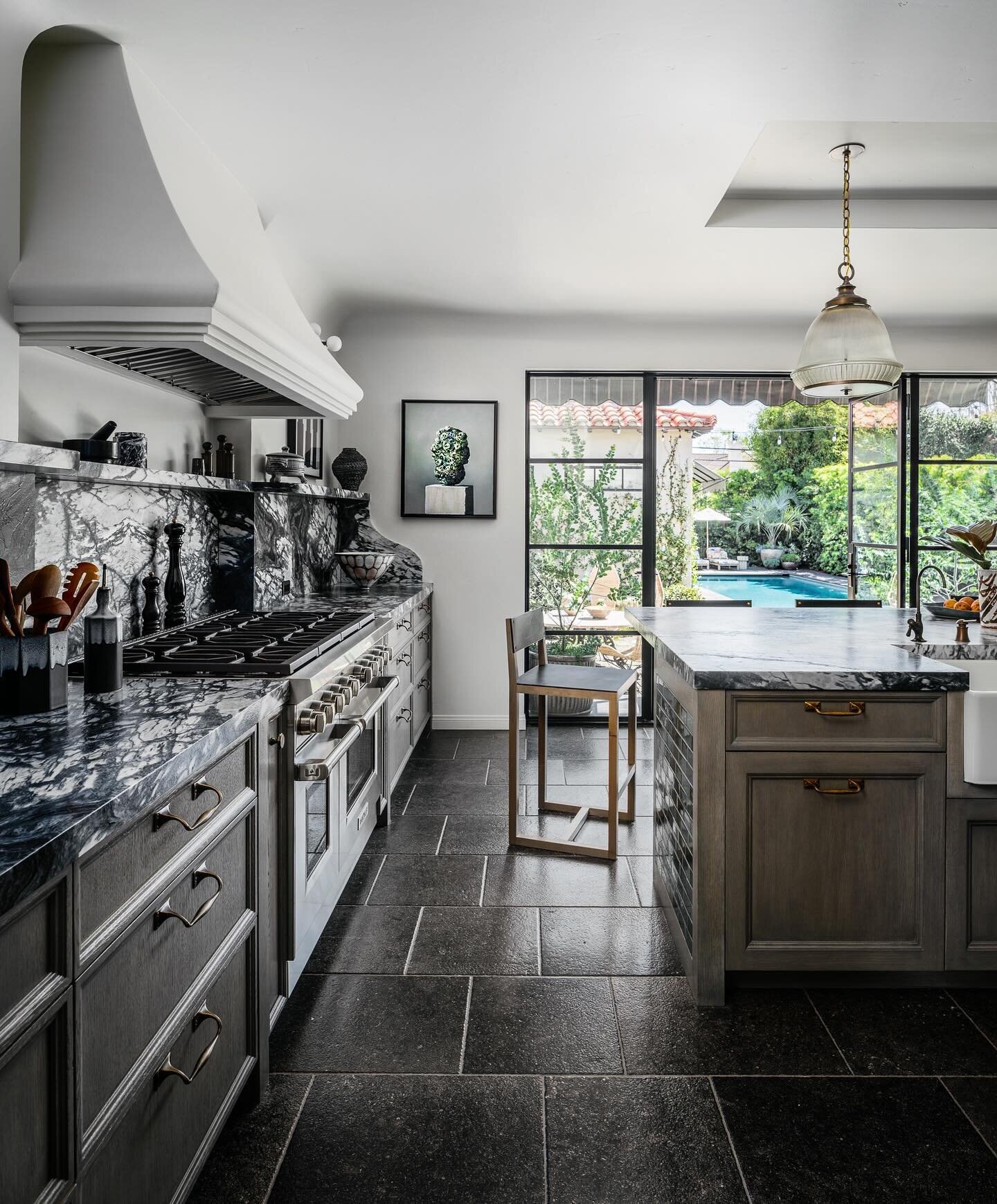 I love an art filled kitchen!
This is ours as featured by @archdigest 

Photos @christopherstark 
Styling @forslund_design 

#kitchendesign #interiordesign #home #design #architecturaldigest #jeffandrewsdesign