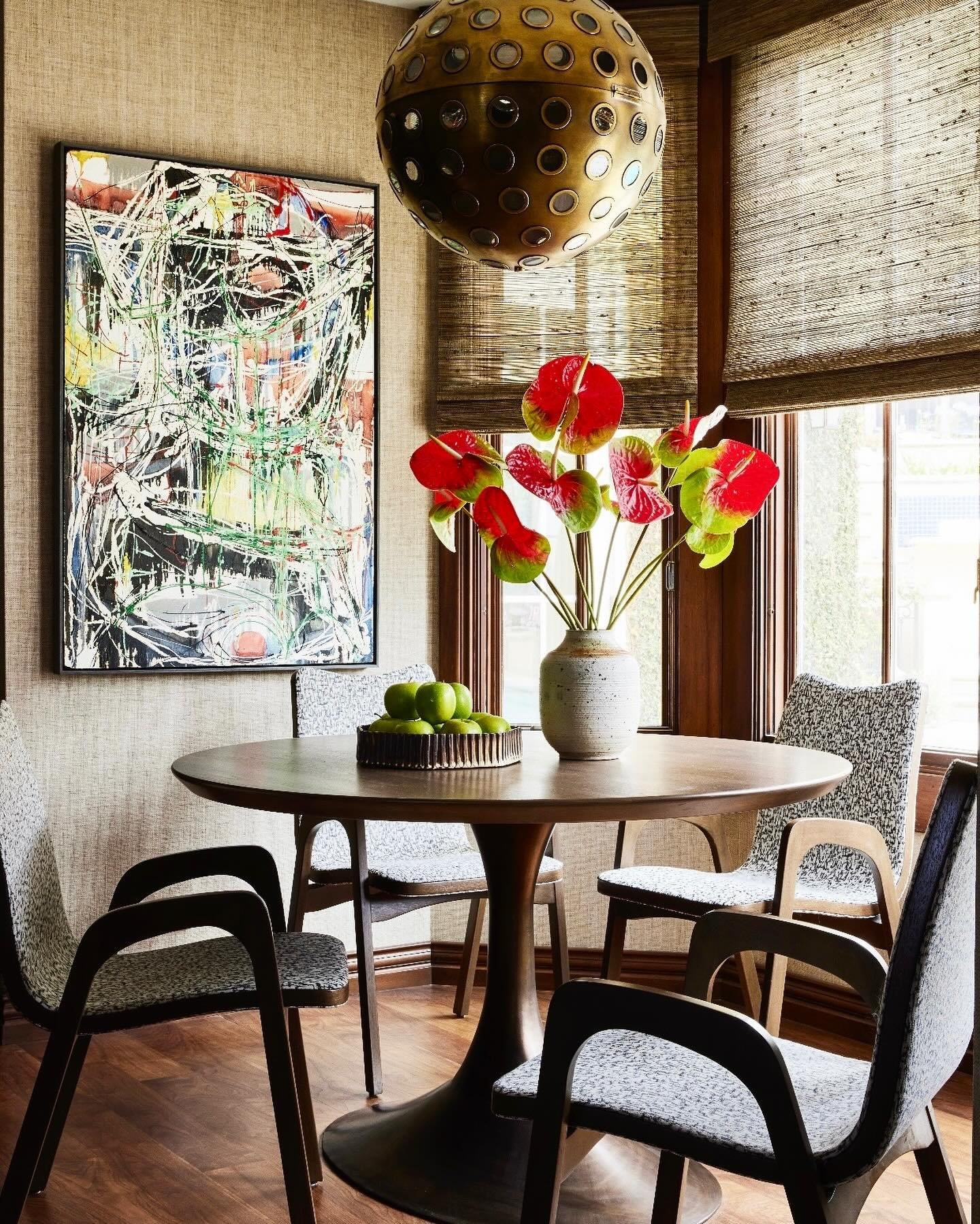 Thanks @interiors_magazine for the Parting Shot of our #manhattanbeach project! 

Chairs #852 from my collection with @arudin1912 
Wallpaper @phillipjeffriesltd 
Artwork through @objectculturemodern 

Photo @samfroststudio 

#interiordesign #breakfas