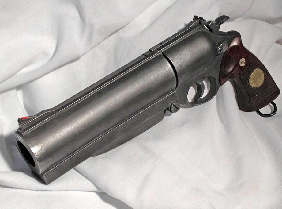  The final gun. The heavy resin barrel gives this replica a convincing heft! 