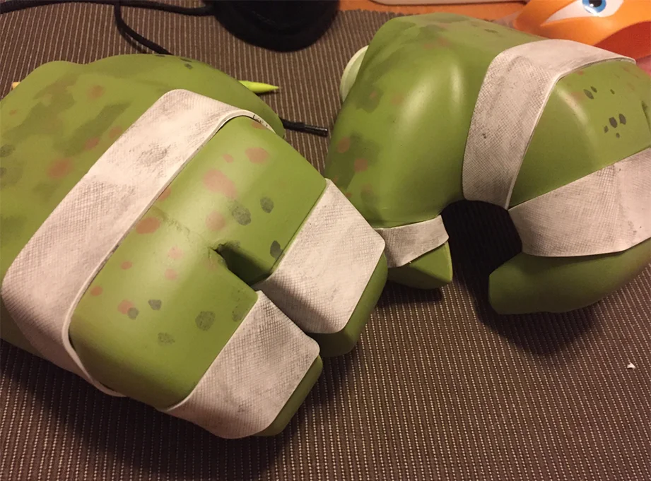The wraps back on the painted hands.
