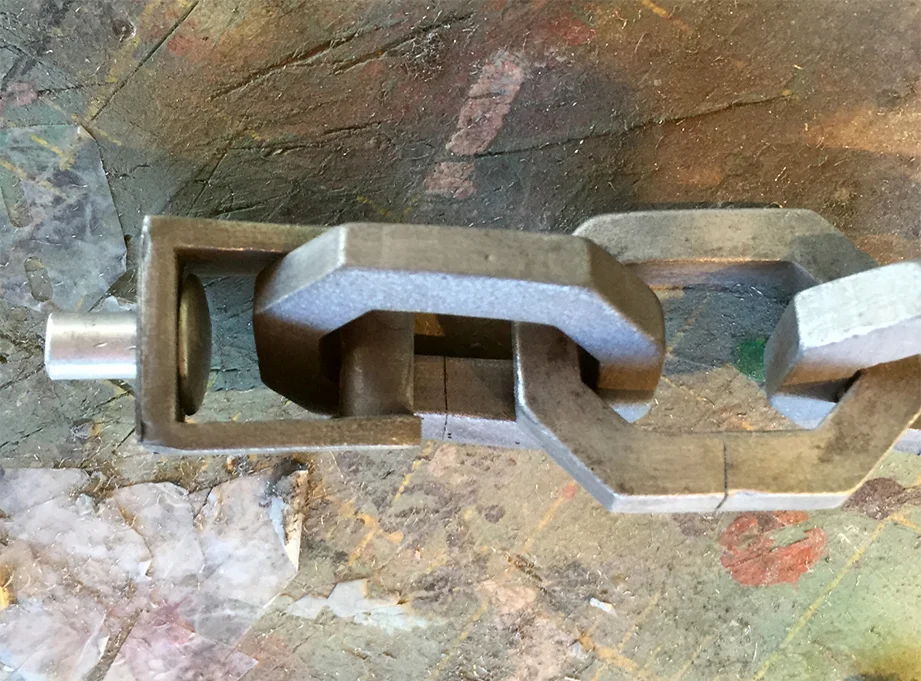 The last link on each end goes through the swivel.