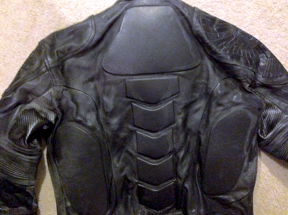  The back has thick padding that's completely hidden by the armor. 