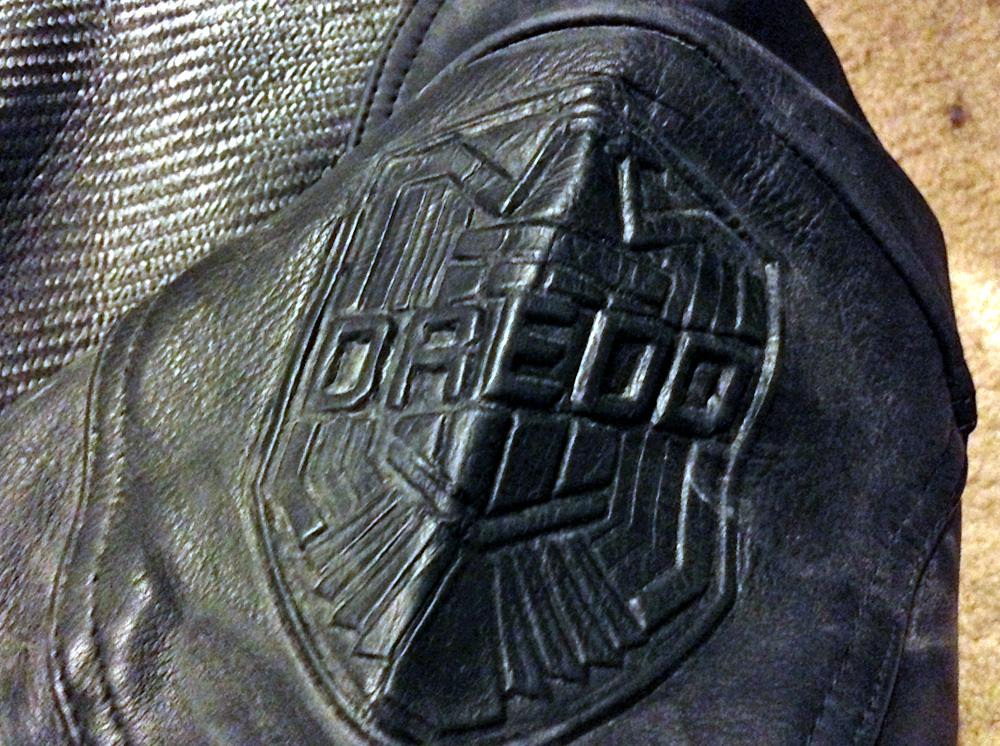  …it has Dredd’s badge on the left shoulder. It would be nice to have my name on it, but as it’s unseen as well, no harm done. It matches Dredd’s jacket from the movie. 