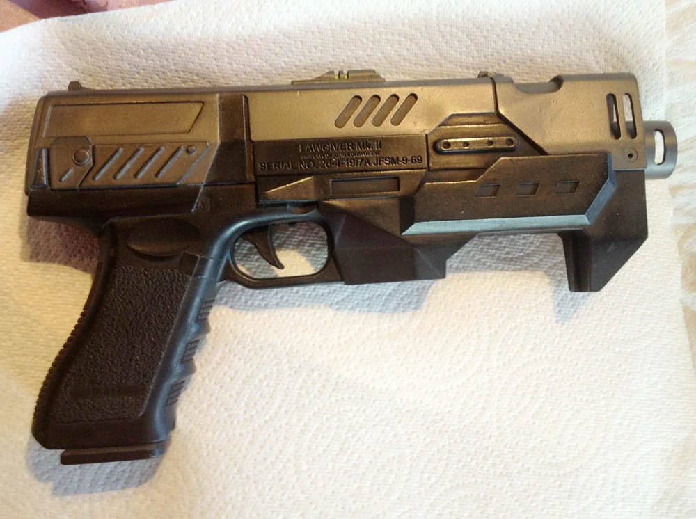Since the gun is build around a Glock pistol, I decided to paint it like one. The polymer frame was painted in a satin black and the parts that would be metal on the real gun, the slide and barrel, were painted with Testor’s Metallizer Gun Metal which buffs to a realistic metal shine.