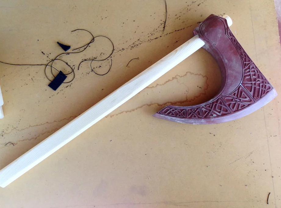 A quick test fit of the handle in the axe head.