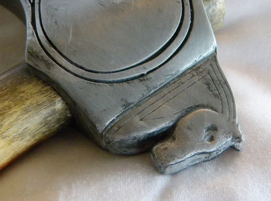 Horsie detail. I think this would really hurt!