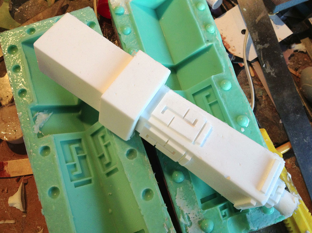  Even with a 1″ core of foam, the cast resin handle has some nice heft! 