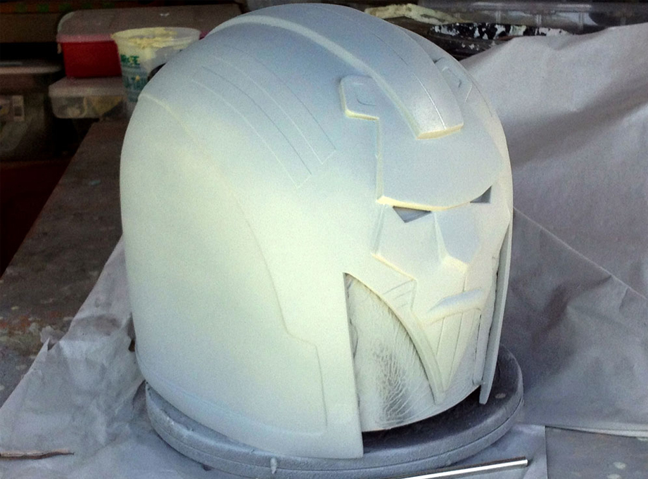  The entire helmet was sprayed with primer to double-check the putty work. 