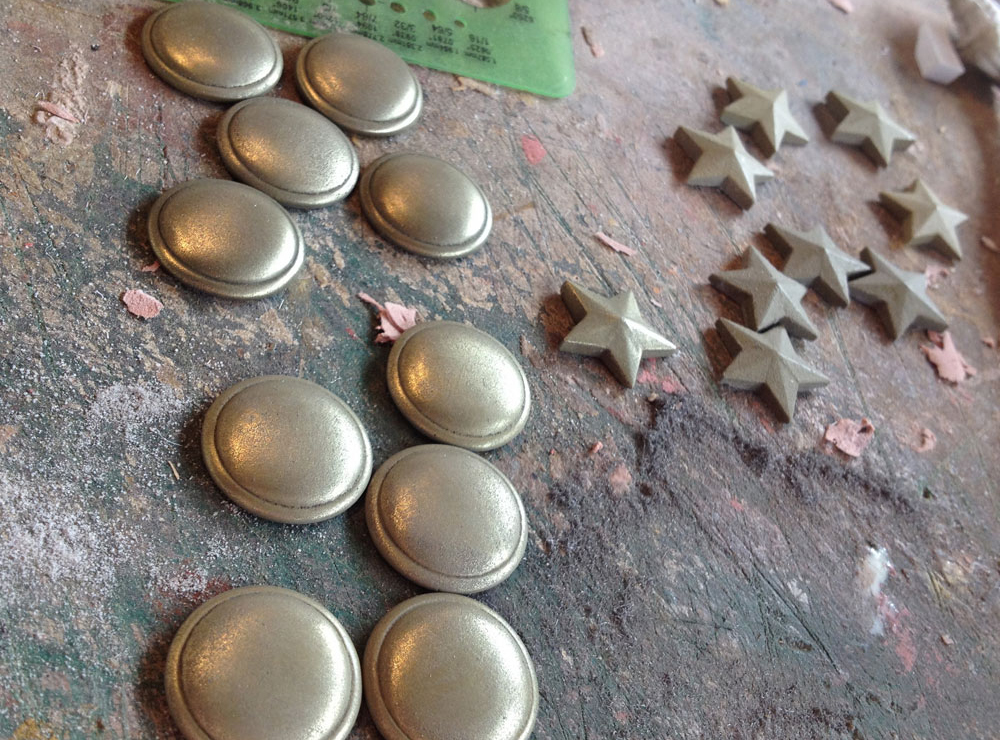  I mixed brass powder into resin to “cold cast” the knuckle plates and stars. These were polished to a metallic shine with 000 steel wool. 