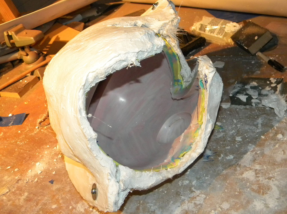  The silicone mold was replaced in the mother mold so that it was ready for slush casting. 
