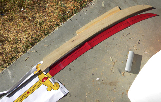 I started by cutting the blade halves from 1/4″ poplar, cutting a channel inside each for a steel support rod and glueing the wood together.