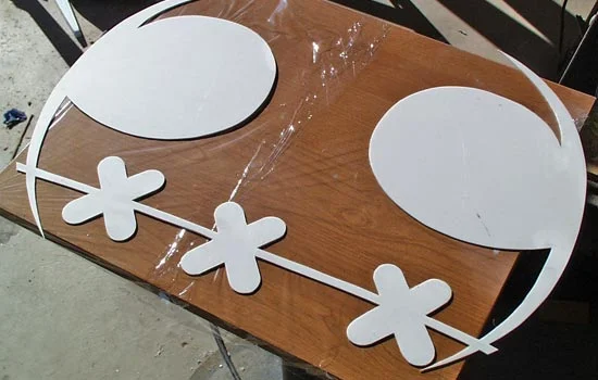 I cut thin styrene for the face pattern.