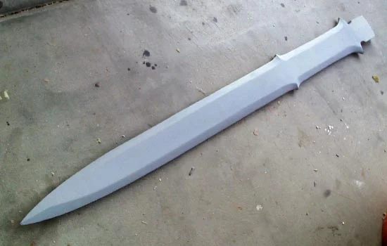 After cutting the profile, I shaped the blade edges on the belt sander.