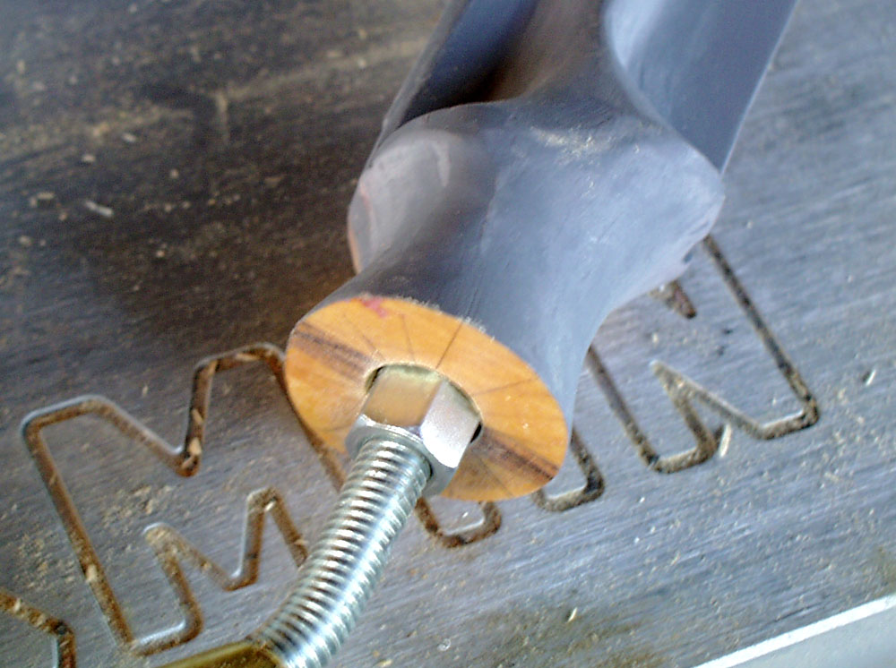  Threaded nuts were inserted into the blade bases. 