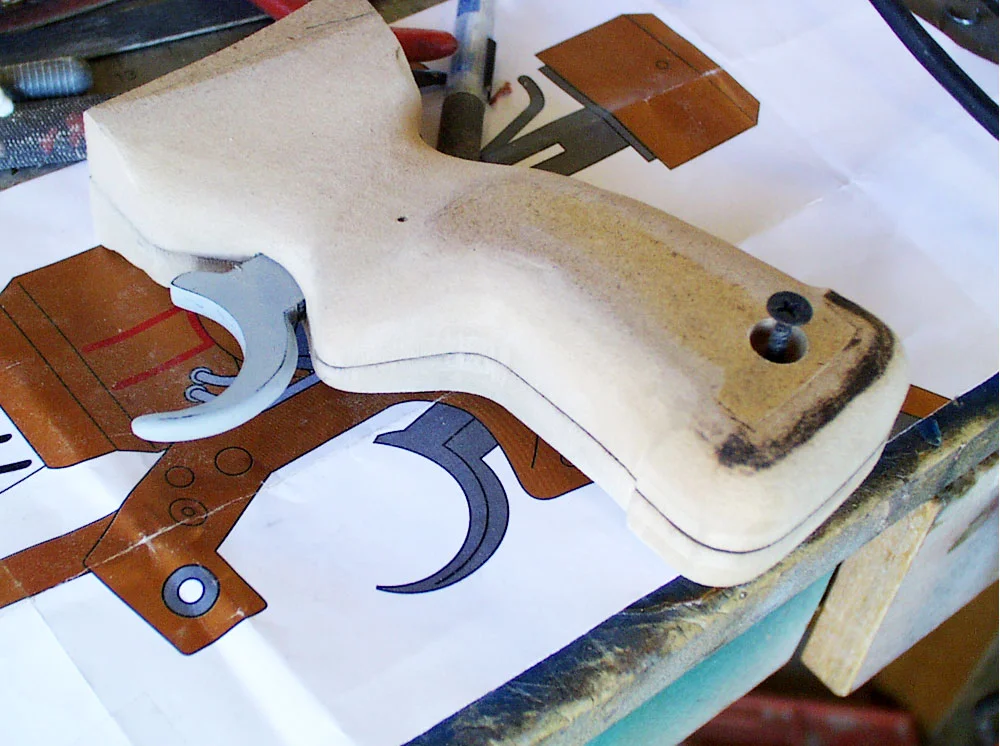 After some shaping with the Dremel, the basic shape of the grip is done.