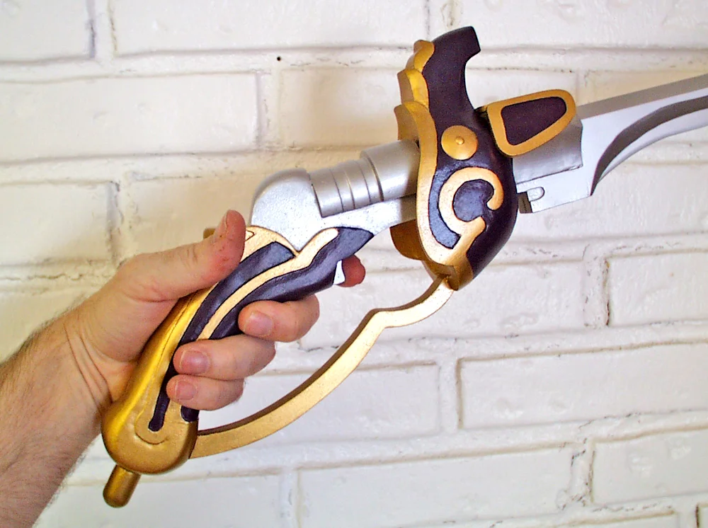 The pistol in relation to a hand. Pretty comfy!