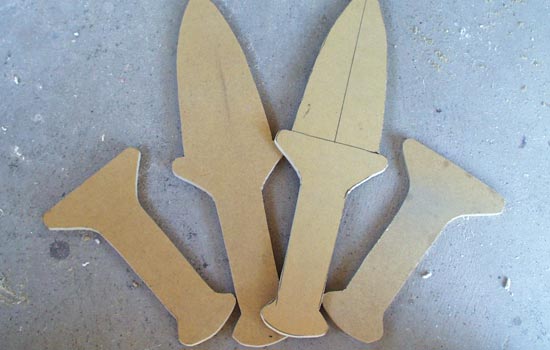  I used layers of 1/4″ MDF. Two layers for the blade and two for the grip thickness. 