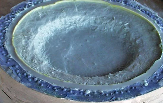 With the clay removed, you can see the edge lip.
