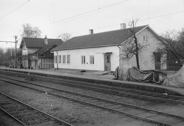 Ramlösabrunns Järnvägsstation  under byggnationeni början av 1950-talet  med den gamla stationen från 1800-talet kvar.jpg