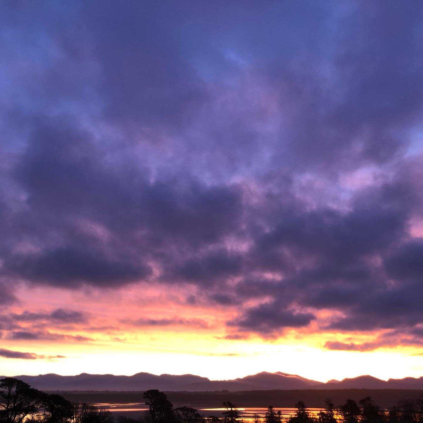 Good morning! (Does this quite often on Anglesey!) 💖🌟 #Anglesey #angleseyisheaven #thepowerofpositivedrinking #secretgarden #walledgarden #thelifeyoulove #northwales #snowdon #friyay @theretreatnewforest @bodorganestate @bodorganbotanicals @rhugest