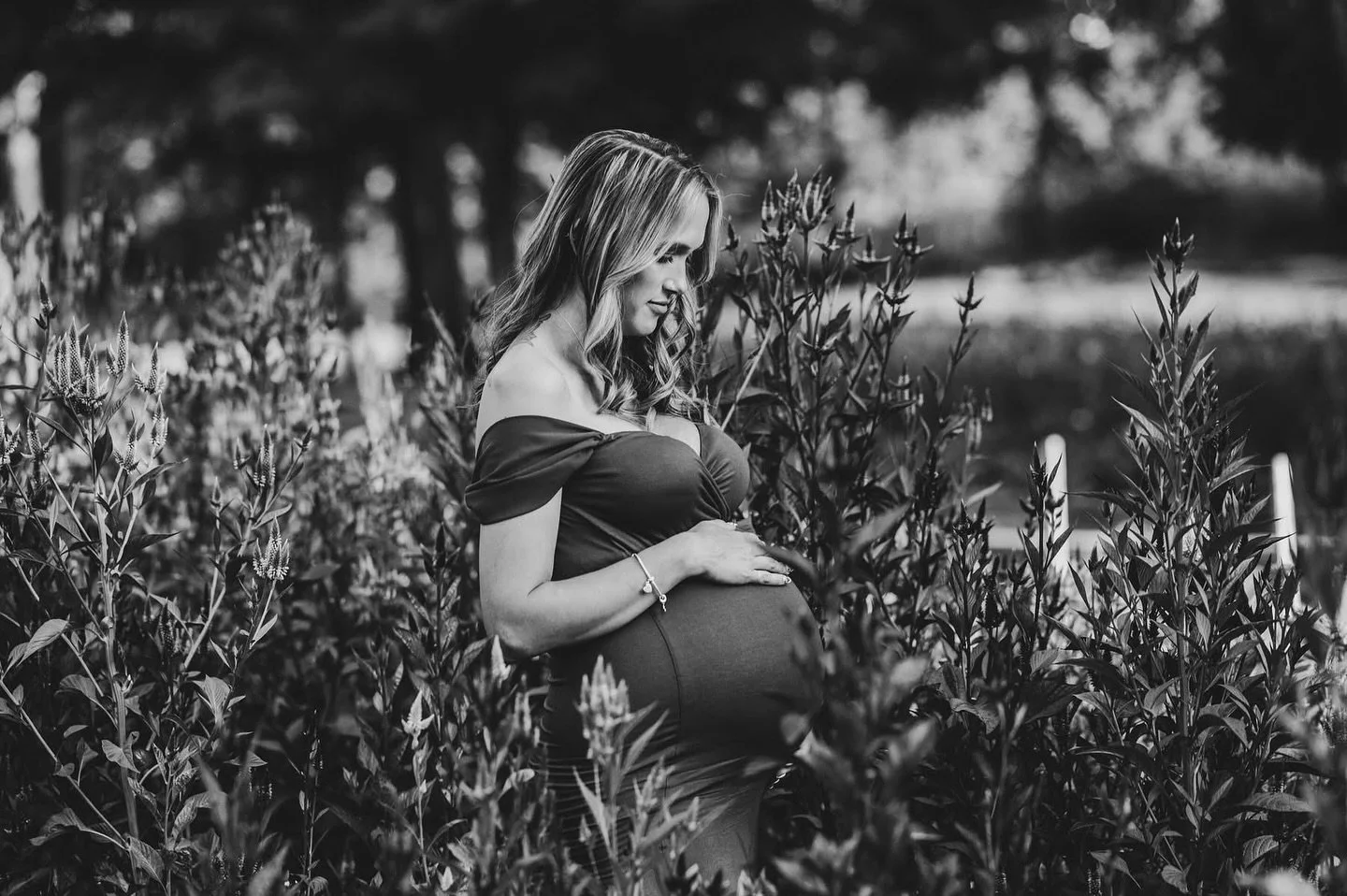 Hanging with the flowers 🌹 #blackandwhitephotography #motherhood #maternity #baby #linkinbio