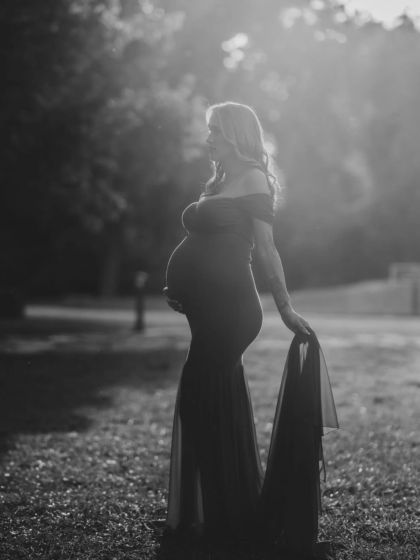 We LOVE the black and white! #linkinbio #photographer #maternity #family #mom