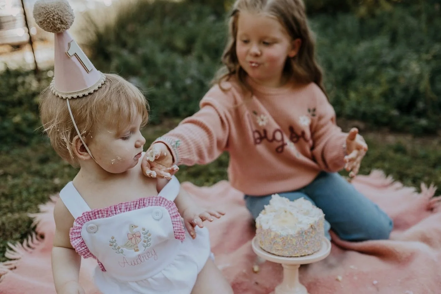 The best moments happen in between the poses! #linkinbio #birthday #cake