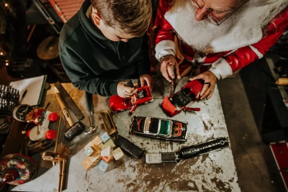 We repaired toy cars and gave the elves a bit of a break!!! #santa #santaexperience #photography #linkinbio