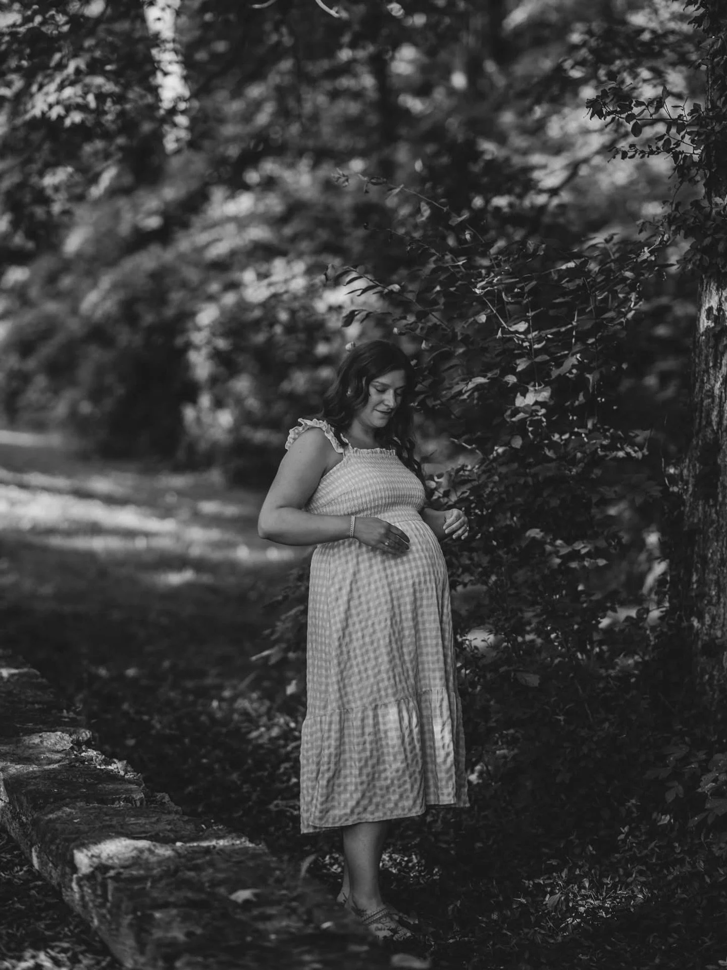 Loving this black and white edit!!! For booking forms, check out our links in our bio! #photography #edits #blackandwhitephotography #maternity