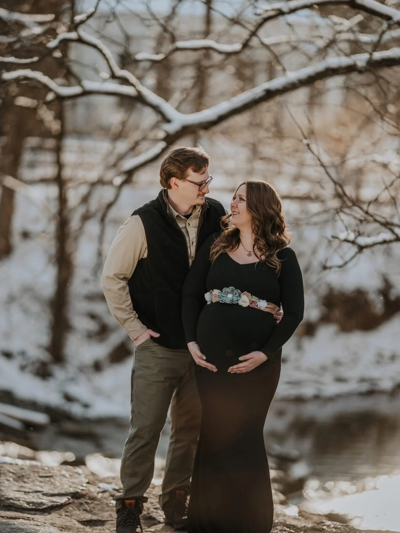 Another throwback to a snowy session!!! Do you love or dislike the snow!?👇🏼 #linkinbio #snow #photoshoot #photography